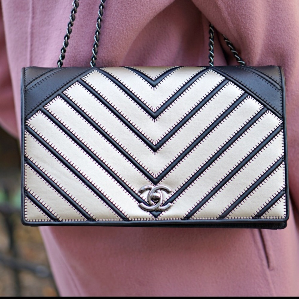 Rare Chanel chain strap shoulder bag. Gold & black leather. Always authentic!